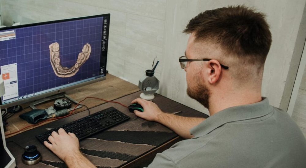 um homem trabalhando em uma modelagem 3D no computador