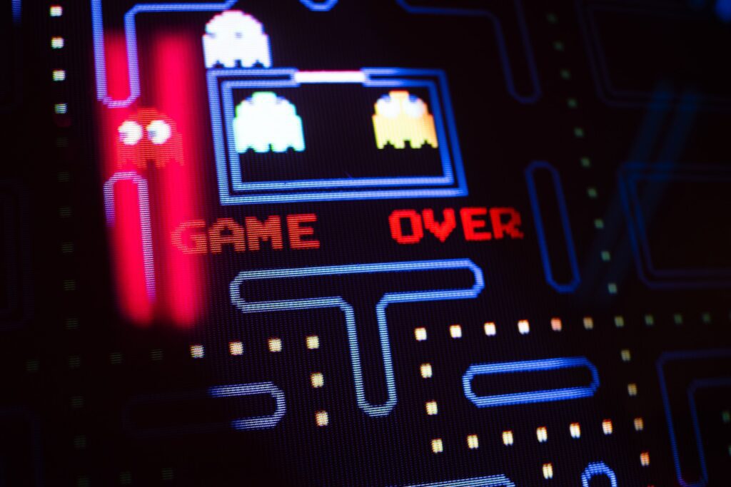 Fotografia da tela do jogo "Pac-Man" com a frase "game over" escrita na tela.

O que é engine